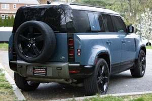 Limpio usado 2022 Land Rover Defender 110 X-Dynamic HSE AWD con ruedas de aleación Asiento de cuero Sistema de navegación Arranque remoto Techo solar - Product Image 3