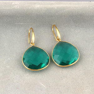 Boucles d'oreilles pendantes hypoallergéniques en apatite quartz taille checker, laiton massif plaqué or 18 carats, serties en forme de cœur - Product Image 4