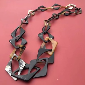 Collar de Lujo Hecho a Mano con Cuerno de Búfalo, Joyería Natural y Sostenible para Mujer, Alta Calidad - Product Image 2