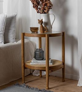 Mesa auxiliar de madera resistente con almacenamiento de estante adicional y detalles terminados a mano, ideal para la estética tradicional de la sala de estar - Product Image 3