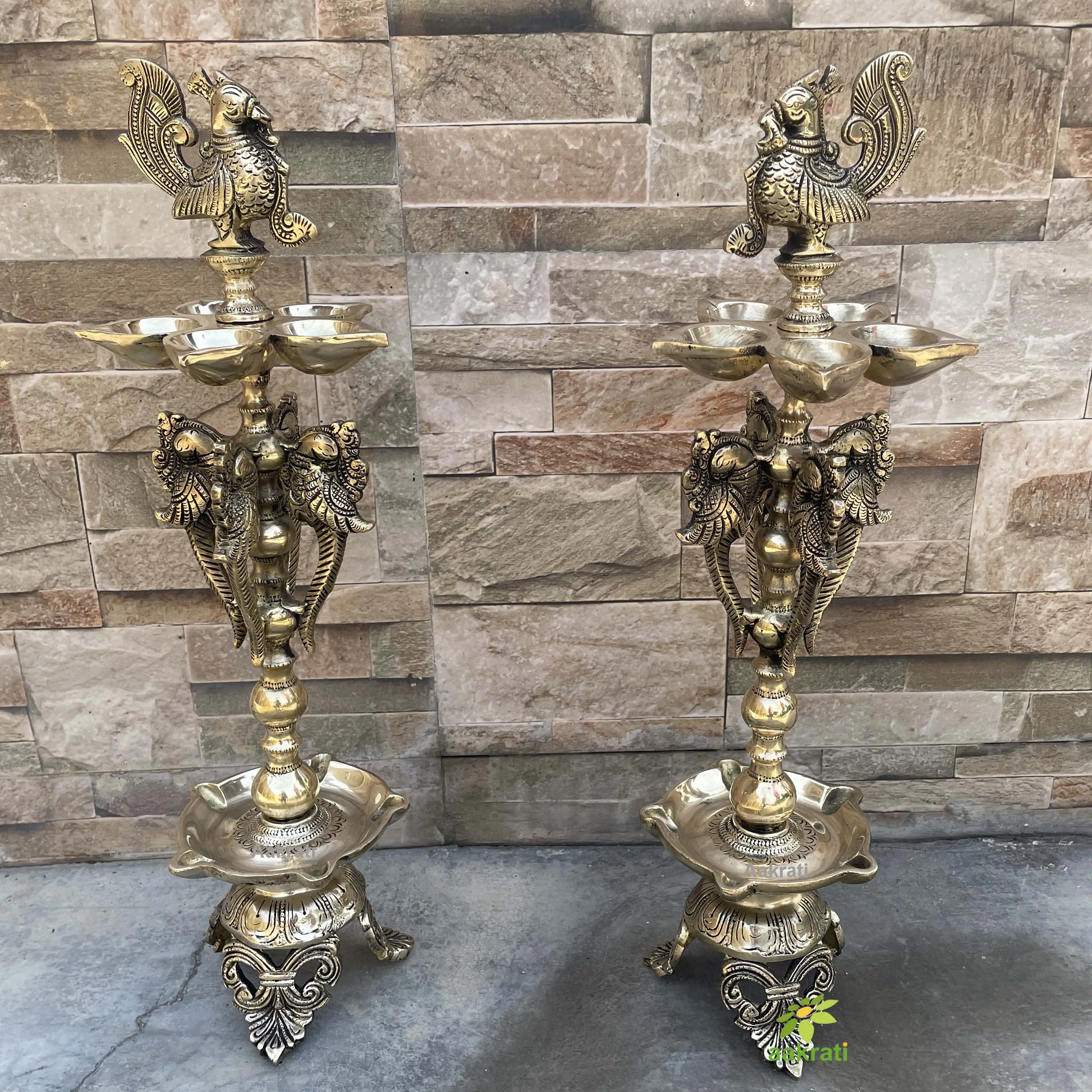 Aakrati ชุดโคมไฟทองเหลือง Diya ตั้งได้,2ชิ้นสำหรับ Pooja Brass Diya Stand Home Temple Decor ของขวัญงานเทศกาลของอินเดีย