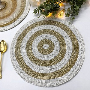 Set de table et chemin de table ronds en perles noires et blanches faits à la main pour les repas, les événements et la décoration intérieure - Product Image 2