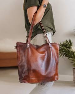 Fourre-tout en cuir véritable Timeless Grace avec forme structurée et brillance subtile - Product Image 6