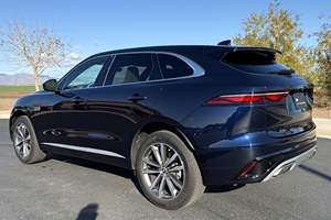 Jaguar F-Pace P400 R-Dynamic S 2024 en excellent état, 395 ch, bicylindre suralimenté, transmission intégrale, bleu Portofino - Product Image 3