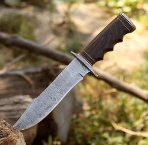 Cuchillo de Supervivencia para Campismo y Caza, Hecho a Mano con Acero de Damasco de Alta Calidad, con Mango de Madera y Funda Personalizada - Product Image 1