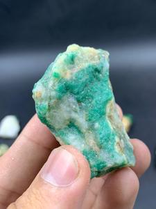 Especímen de Esmeralda Natural de Swat, Pakistán, Mineral de Berilo Verde en Bruto, Piedra en Bruto de Grado Coleccionista, Gema Brillante de 210 g - Product Image 4