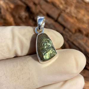 Pendentif en argent sterling 925 avec labradorite brute, fait main, pierre précieuse unique, bijou tendance, cadeau pour femme et homme - Product Image 1