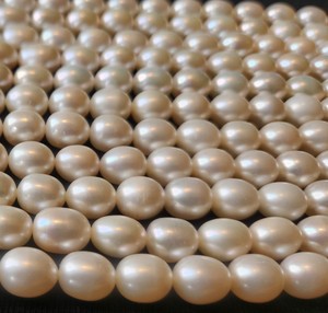 Hilos de perlas de arroz de agua dulce Cuentas blancas naturales sin tratar con efecto de cambio de color para la fabricación de joyas - Product Image 2