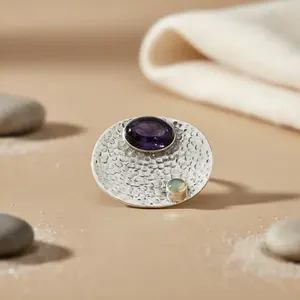 แหวนทองเหลืองตอกลายแบบดั้งเดิม แบรนด์ส่วนตัวที่ได้รับอนุญาต ประดับด้วยพลอยสีน้ำเงินและสีเขียว ปรับขนาดได้ ฟรีไซส์ - Product Image 1