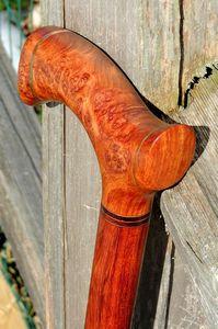 Canne en bois ajustable à plusieurs nœuds à prix variable Bâton de marche en bois solide pour les aînés par Standard International - Product Image 4