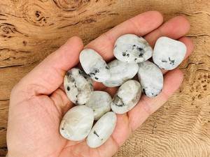 Pierre de lune arc-en-ciel naturelle personnalisable en gros a dégringolé des pierres précieuses de quartz en vrac de différentes tailles et formes - Product Image 5