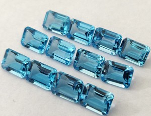 Topaze bleue suisse naturelle, taille octogonale, 6x8 mm, facettée - Topaze bleue suisse taille octogonale, en vrac - Product Image 5