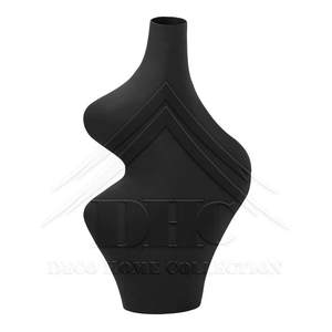 Vase à fleur en métal de qualité supérieure avec un look tendance et un fini enduit de poudre noire et un design distinctif pour les intérieurs de luxe - Product Image 1