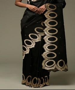 Tenue de fête lourde broderie travail Sari avec chemisier mat pièce femmes indiennes portent Sari bas prix en gros Surat Alphanumero - Product Image 1