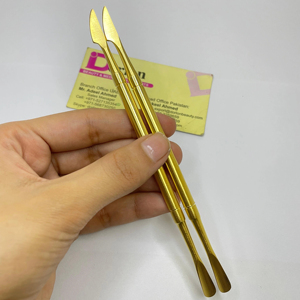 Outil de nettoyage des ongles en acier inoxydable plaqué or mat poussoir à cuticules à double extrémité couteau cuillère longue jauge incurvée - Product Image 1