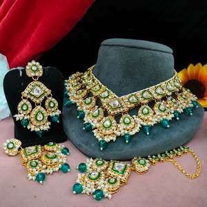 Juego de collar Kundan y colgante de perlas detalladas Regal con perlas coloridas de la mejor calidad Maang Tikka y Kundan Acrílico - Product Image 4