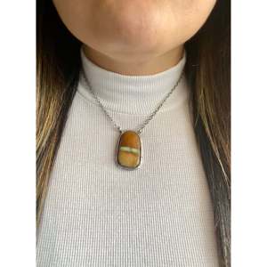 Collier en argent sterling avec turquoise de Boulder sertie dans un cadre par Alfred Martinez - Product Image 2