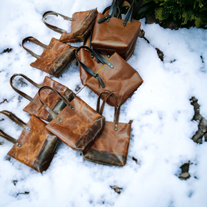 Bolso de mano Artisan Heritage de cuero de grano completo con aspecto clásico y acabado pulido - Product Image 2