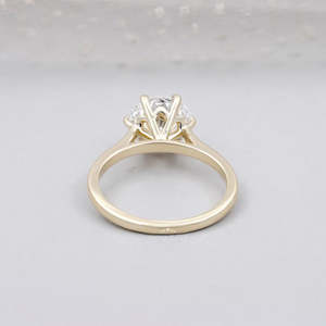 Anillo de compromiso con diamante de corte redondo y solitario de 6 puntas con diamante cultivado en laboratorio - Product Image 4