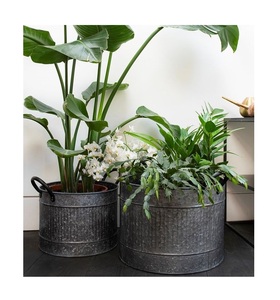 Jardinera de cubo galvanizada perfecta para acentos de decoración Vintage para el hogar o arreglos de jardín de granja de cualquier tamaño - Product Image 1