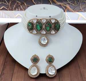 Conjunto de Collar Choker de Perlas Blancas con Piedras de Polka y Cobre, Diseño Único, Collar Tradicional Indio, Perfecto para Fiestas - Product Image 1