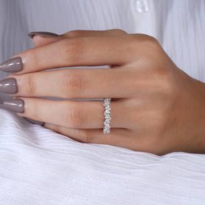 Elegante anillo de banda con diamantes dorados para mujer, diseño de anillo moderno y elegante para uso diario, joyería premium con estilo. - Product Image 5
