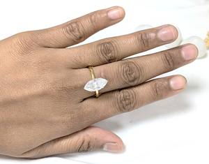 Anillo de Compromiso Solitario de Moissanita con Corte Marquesa de 2.75 Ct de Lurba Jewels, Anillo de Boda Moderno para Mujer con Engaste de Puntas, Oro Sólido de 14K - Product Image 4