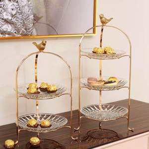 Support à gâteau en métal doré élégant avec un design raffiné, parfait pour les fêtes à domicile, les présentations de pâtisserie ou les présentations de traiteur pour événements - Product Image 1