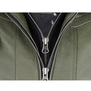 Chaqueta de Motociclista de Cuero para Hombre, Personalizable con Logotipo Bordado en la Parte Delantera, con Cremallera, Capucha Desmontable de Piel de Oveja, Impermeable y Cortavientos - Product Image 6