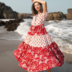 Boho Breeze Robe longue décontractée et écologique pour femme, faite à la main avec design à plusieurs niveaux et décor de boutons, lavable, fabriquée en Inde - Product Image 1