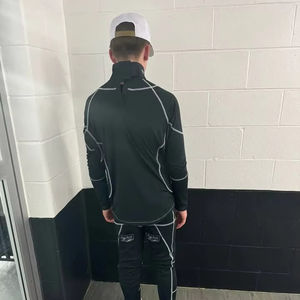 Camiseta de Hockey de Compresión al por Mayor, Transpirable, de Secado Rápido, 100% Poliéster, Resistente a Cortes, con Protección para el Cuello y Capa Interior Protectora - Product Image 1