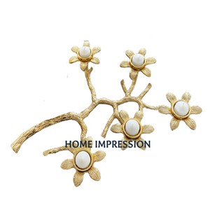 Portavelas de aluminio y Metal de Color claro con diseño de flores, artículos de mesa de lujo, candelabros decorativos para bodas y eventos - Product Image 1