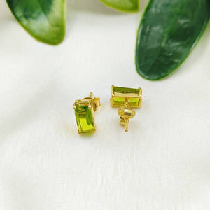 ต่างหูเพอริดอททรงบาแก็ตต์ - หินประจำเดือนสิงหาคม, ชุบทอง เงินแท้ 925, เครื่องประดับทำมือ, ขายส่งแบบฝังเพชร - Product Image 1