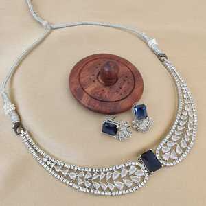 Collar de diamantes americano de calidad superior con hermosos pendientes Collar de desgaste mínimo Conjunto de collar elegante de tendencia Ropa de fiesta - Product Image 6