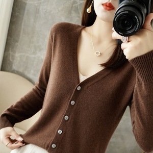 Cardigan tricoté à manches longues décontracté polyvalent pour femmes petit manteau saison d'hiver bas haut avec logo avant - Product Image 5