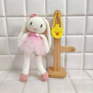 Jouet lapin au crochet de meilleure qualité avec de longues oreilles portant un pantalon rouge et une chemise jaune en coton doux parfait pour cadeau ou décoration - Product Image 1
