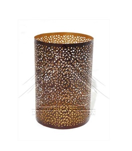 Vente en gros de bougeoirs cylindriques en métal romantique, décoratifs, avec découpes florales, pour les fournitures de fond de scène de mariage - Product Image 1