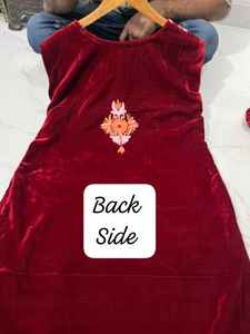 Conjunto de Traje de Terciopelo Kashmiri Color Marrón Puro, Kurti, Pantalón y Dupatta, Bordado a Mano con Hilo en el Cuello, Mangas Tres Cuartos con Dupatta de Red - Product Image 4