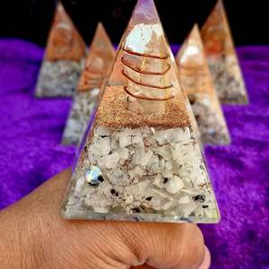Pyramide d'orgonite en pierre de lune arc-en-ciel de qualité supérieure |   Pyramide de guérison énergétique faite à la main pour l'intuition, l'équilibre émotionnel et la croissance spirituelle - Product Image 3