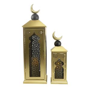 Lanterne de Ramadan en métal doré de qualité supérieure avec un dessus en forme de croissant de lune, design de panneau perforé, porte à charnières pour une décoration festive élégante à la maison - Product Image 4