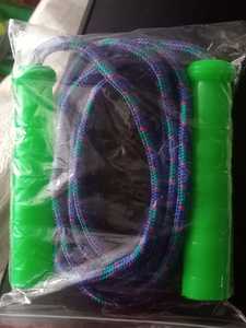 Corde à sauter en PVC rose de haute qualité avec poignée en plastique, longueur réglable et durable pour la salle de sport et l'usage domestique, personnalisable - Product Image 3