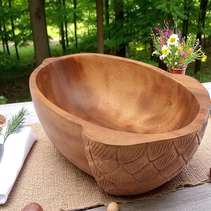 Bol en bois naturel aux tons plus clairs avec une forme coudée et organique pour servir des salades ou des fruits lors de dîners, - Product Image 5