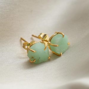 8-10mm pierre de chrysoprase brute plaqué or boucles d'oreilles à clous faites à la main pierre de naissance délicate bijoux minimalistes pour femmes - Product Image 4