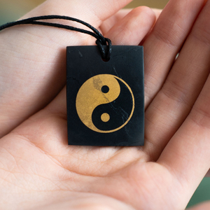 Colgante rectangular de shungita pulido con serigrafía Ying Yang 1.2*1.6 pulgadas (30*40 mm) - Product Image 3