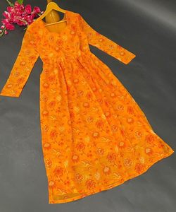 Vêtements islamiques pour femmes musulmanes Costume Sharara en velours cousu à la mode pakistanaise Robe trois pièces pour l'Aïd, mariage et fête - Product Image 4