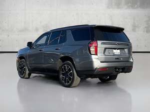 SUV Tahoe RST 2022 d'occasion en bon état avec phares à LED et feux de jour, conduite à gauche - Product Image 3