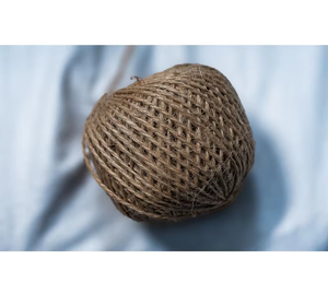 Boule de ficelle de jute naturel pour l'artisanat, le jardinage, l'aménagement paysager, l'emballage décoratif et les projets de bricolage. - Product Image 1