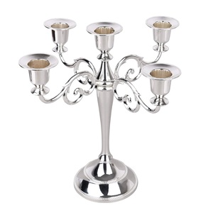 Candélabre à cinq bras en argent intemporel avec un design classique artisanal pour une décoration intérieure élégante - Product Image 1