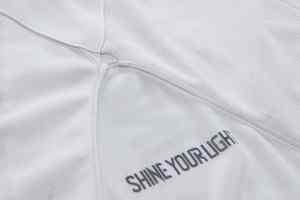 Camiseta con bolsillo láser que brilla en la oscuridad, camiseta personalizada con impresión de transferencia de calor y logotipo impreso - Product Image 6