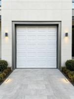 Porte de garage sectionnelle moderne, résistante aux intempéries, insonorisée et robuste pour garage souterrain privé de maison jumelée